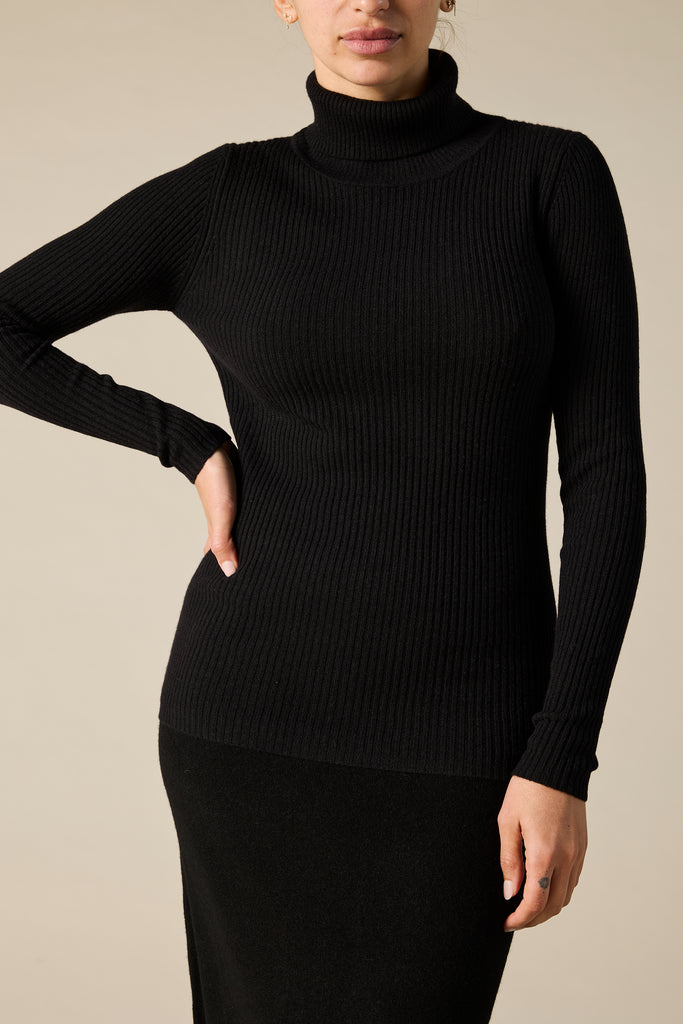 Sonya Hopkins 100% cashmere fine rib knit turtleneck in classic black