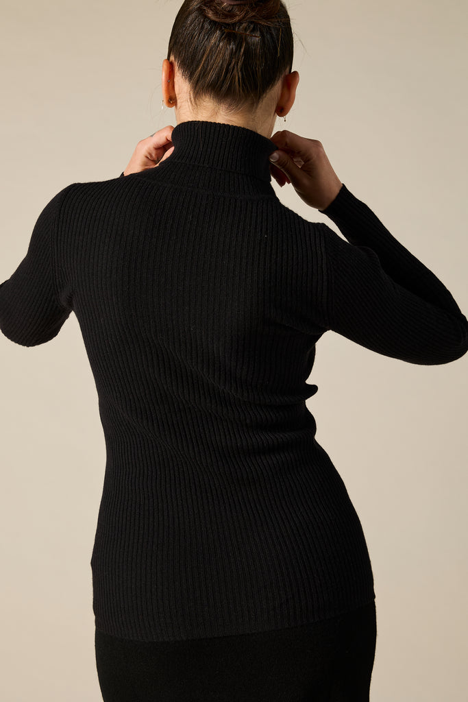 Sonya Hopkins 100% cashmere fine rib knit turtleneck in classic black