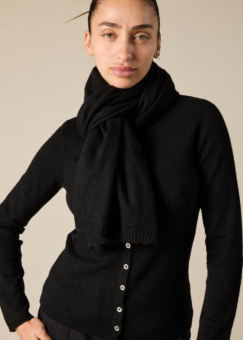 100% Pure Cashmere scarf in black - sonyahopkins.com