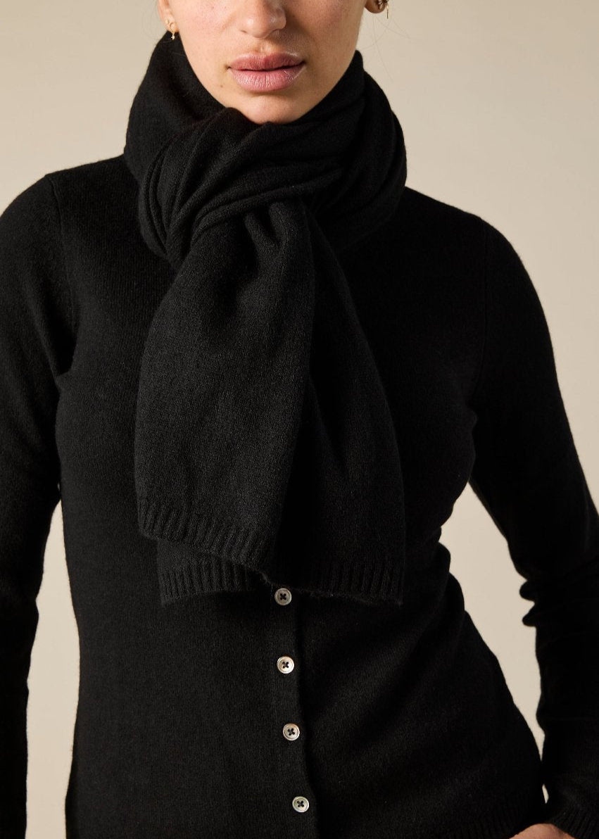 100% Pure Cashmere scarf in black - sonyahopkins.com