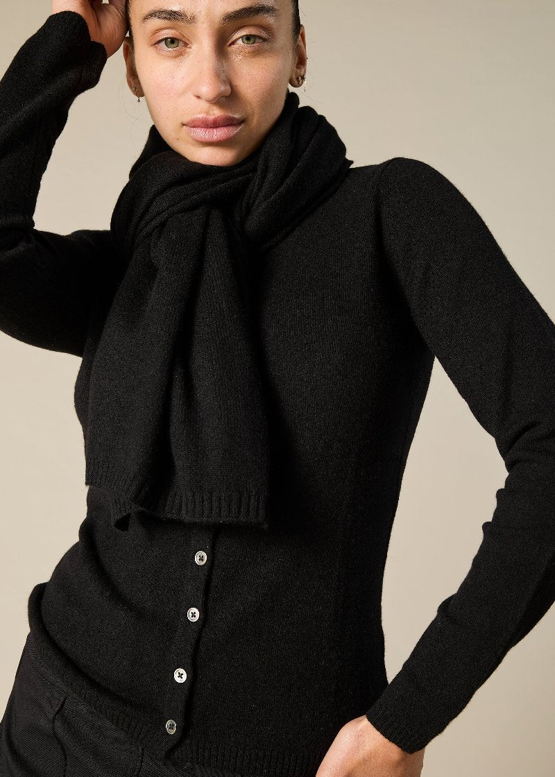 100% Pure Cashmere scarf in black - sonyahopkins.com