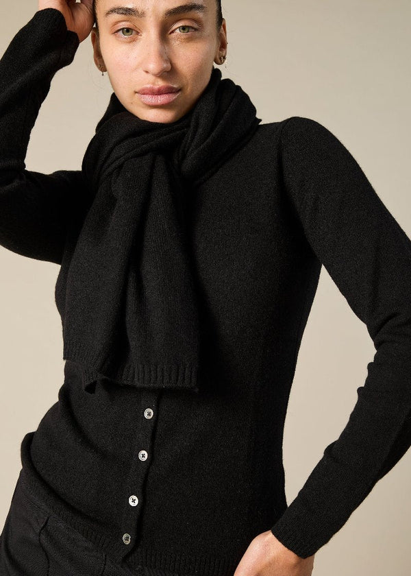 100% Pure Cashmere scarf in black - sonyahopkins.com