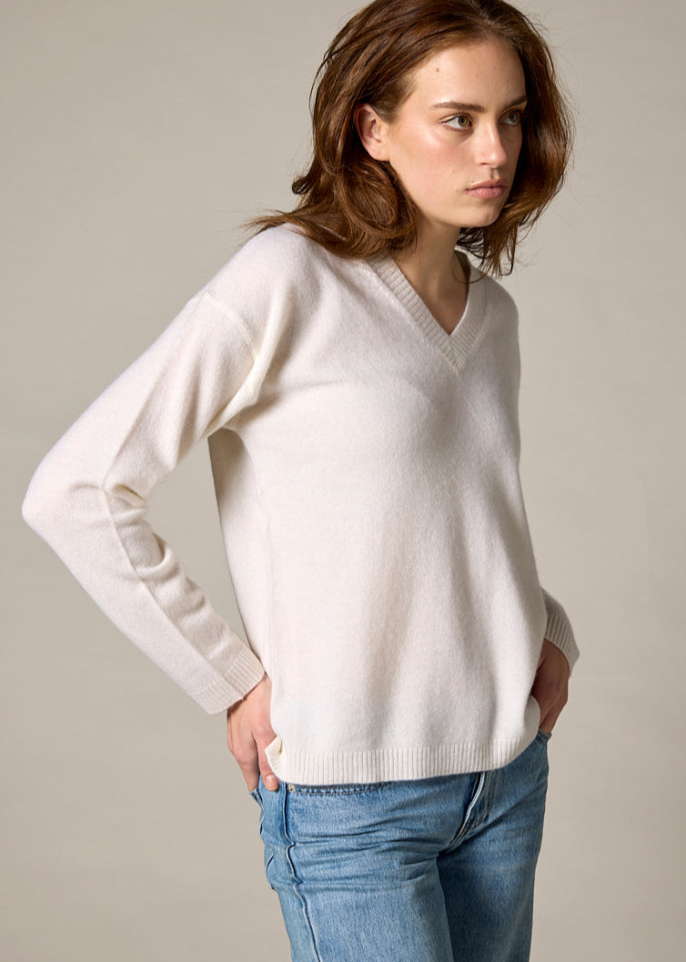 Sonya Hopkins 100% cashmere v neck in winter white