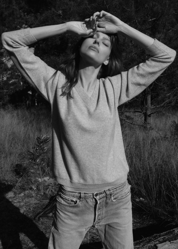 Sonya Hopkins 100% pure cashmere v neck in pale marle grey